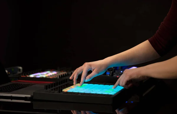 Hand blanda musik på MIDI-controller — Stockfoto