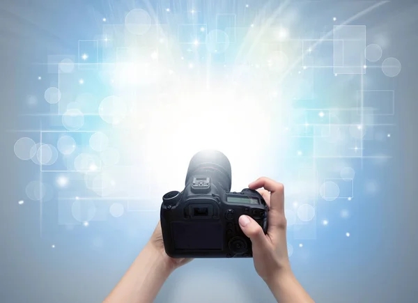 Hand nemen foto met gloeiende flash concept — Stockfoto