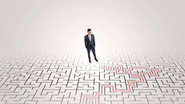 Jovem empreendedor em pé no meio de um labirinto — Fotografia de Stock