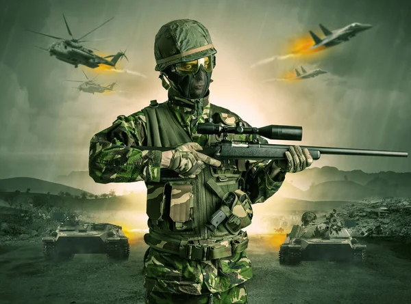 Beväpnad soldat står mitt i ett krig — Stockfoto