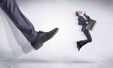 Siyah ayakkabı tekme küçük adam