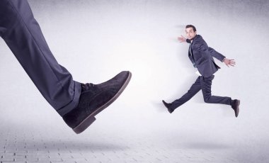 Genç bir işçi tarafından Koca ayak evden attı