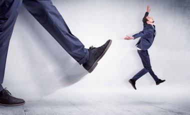 Uzun bacaklı tekme küçük adam