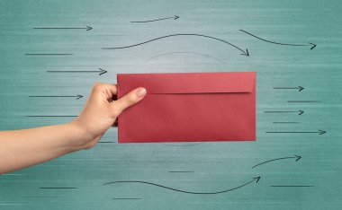 Zarf oklarla tutan el