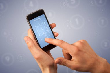 Akıllı telefon tutan bir kadın.
