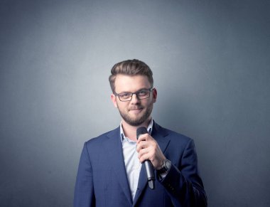 İşadamı holding mikrofon