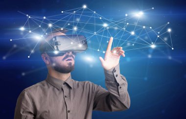 İşadamı ile sanal gerçeklik koruyucu gözlük