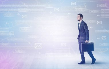 İşadamı ile posta kavramı yürüyüş