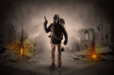 Gaz maskesi ve silah gelen felaket erkekler sonra