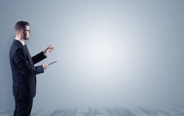 Boş bir alanda ayakta işadamı