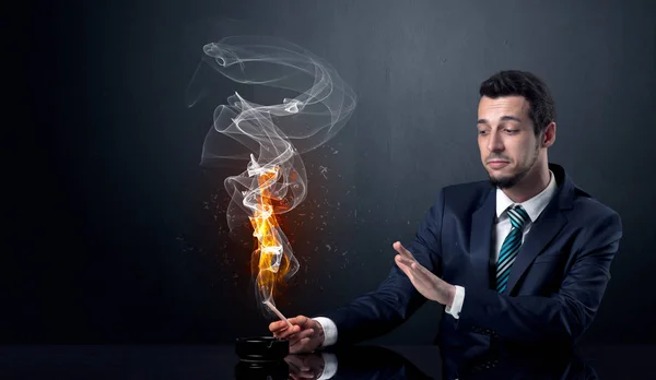 Uomo d'affari concetto di fumo — Foto Stock