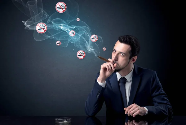 Conceito de fumante de empresário — Fotografia de Stock