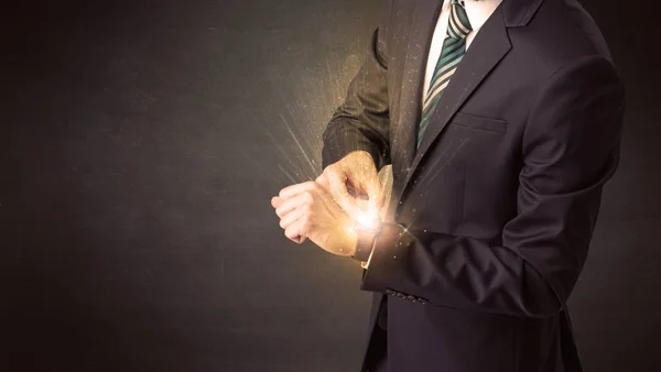 Empresario usando smartwatch . — Foto de Stock