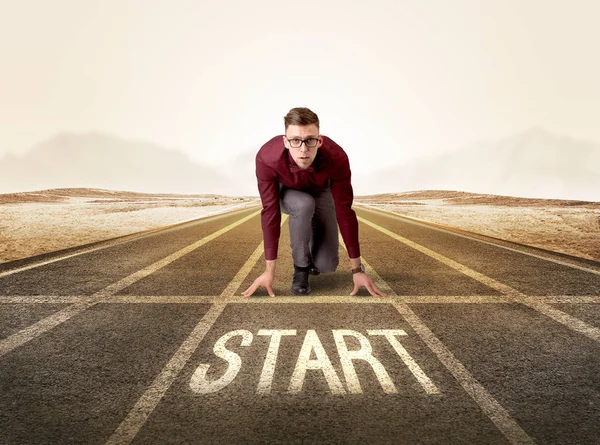 Hazır konumda diz çökmüş işadamı