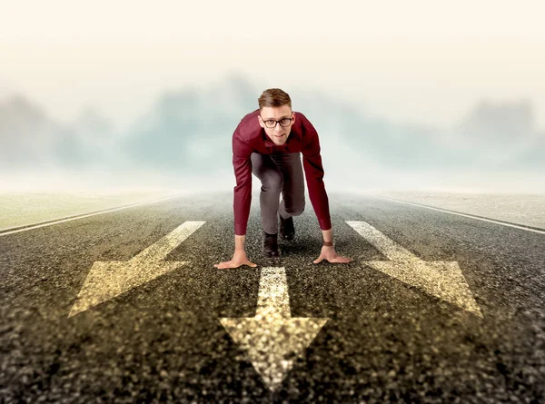 Businessman kneeling in ready position — Stock Photo, Image