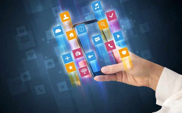 Main utilisant un smartphone avec des icônes d'application angulaires — Photo