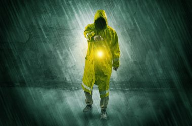 Wayfarer ufalanan duvar önünde fener ile