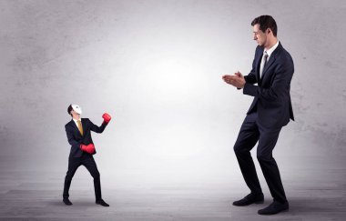 Küçük maskeli işadamı için yalvarıyor işadamı