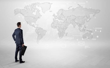 Adam elinde nesnelerle haritaya bakıyordum