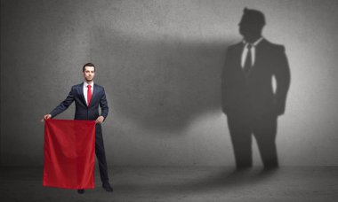 Boğa güreşçisi kavramı ve onun gölgesi arka planda ile işadamı