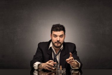 Onun ofisinde kopya alanı ile sarhoş adam