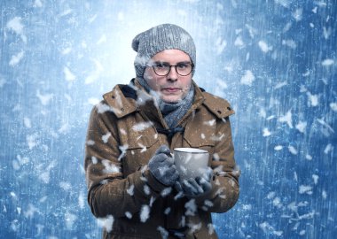 Yakışıklı çocuk kar fırtınası kavramı titreme