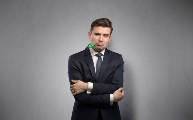 Termometre ve kopya alanı ile iş adamı