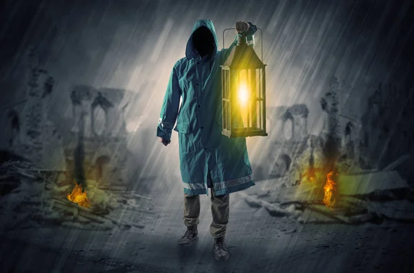 Человек с сияющим фонарем на месте катастрофы — стоковое фото