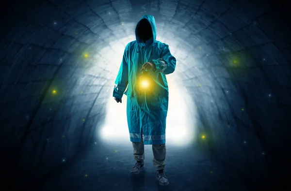 어두운 터널에 랜 턴과 산책 하는 남자 — 스톡 사진