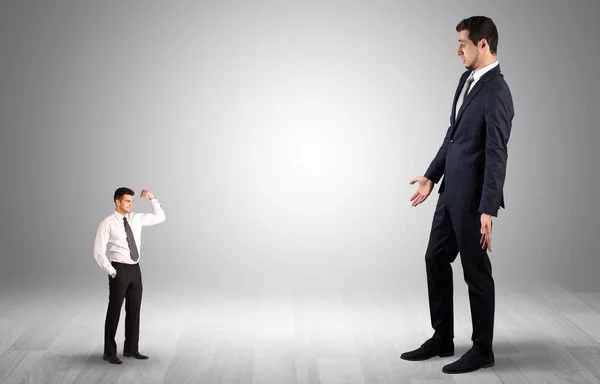 Hombre de negocios gigante asustado de hombre de negocios pequeño — Foto de Stock