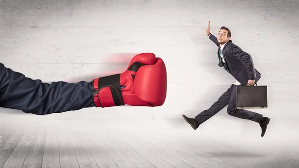 Braço com luvas de boxe atinge conceito de trabalhador de escritório — Fotografia de Stock