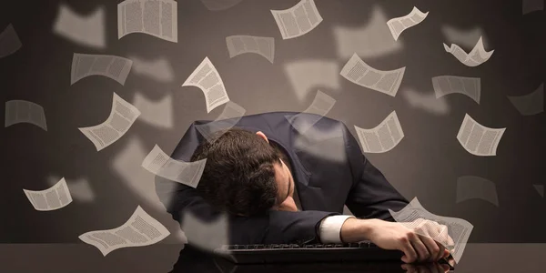 Empresario se quedó dormido en la oficina con el concepto de papeleo —  Fotos de Stock