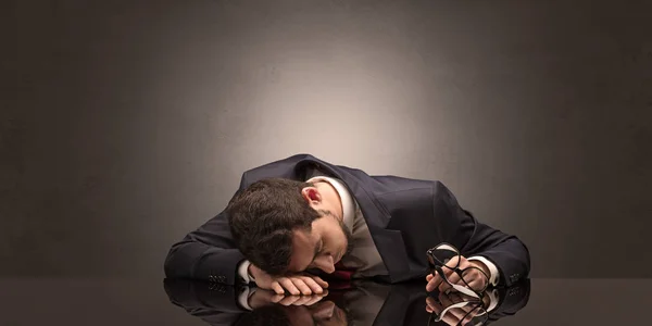 Geschäftsmann schlief am Arbeitsplatz ein — Stockfoto