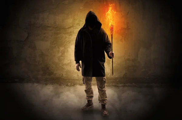 Wayfarer cu torță în flăcări în fața conceptului de perete fărâmițat — Fotografie, imagine de stoc