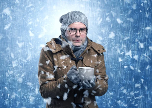 Yakışıklı çocuk kar fırtınası kavramı titreme