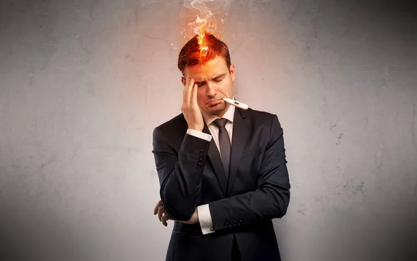 Hombre de negocios enfermo con concepto de cabeza ardiente —  Fotos de Stock