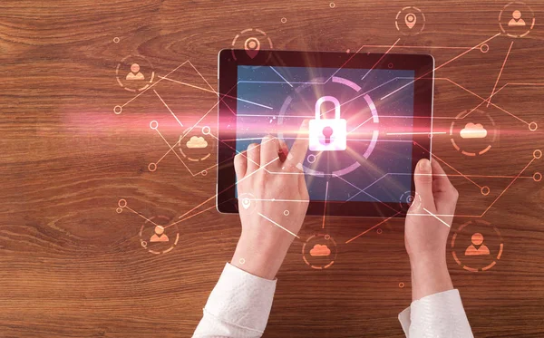 Kézi tabletta használata a hálózati biztonság és online raktározás rendszer fogalma — Stock Fotó