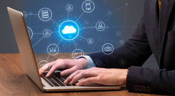 Hand att skriva med cloud technology systemkonceptet — Stockfoto