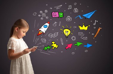 Kız holding tablet uygulamaları kavramı ile