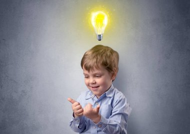 Başının üzerinde ampul ile küçük çocuk mull üzerinde