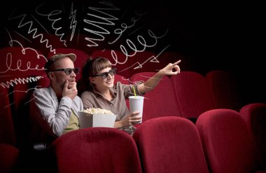 Sinemada film izleyen sevimli bir çift. 