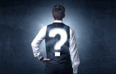 Soru işaretiyle sırtında duran adam