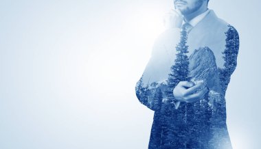 Dağ ile ayakta işadamı