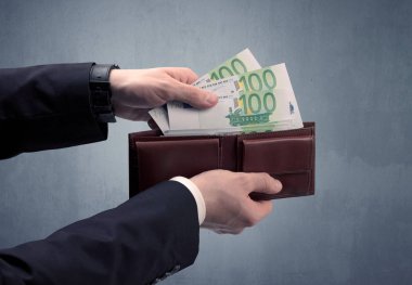 Takım elbise elinde euro cüzdanından dışarı alır