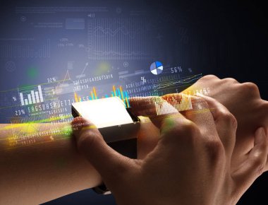 Smartwatch giyen kadın eli kapatın