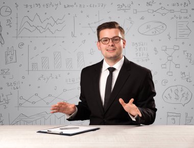 Masada oturan bir iş adamı.