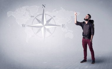 Sırt çantalı genç adam.