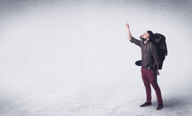 Sırt çantalı genç adam.