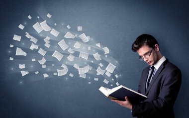 genç adam tutarak kitap 