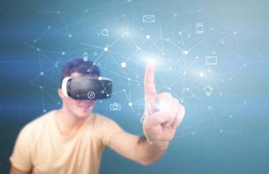 Adam sanal gerçeklik gözlüğü takıyor.